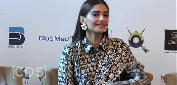  Sonam Kapoor Boobies Exposed, Wardrobe Malfunction Video !! HD